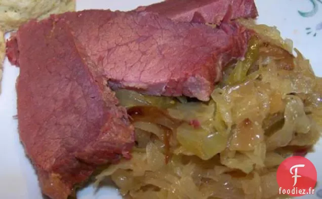 Poitrine de Bœuf Fumée Avec Choucroute et Boulettes