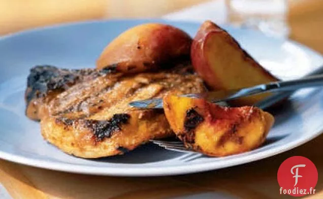 Côtelettes et Pêches de Porc au Barbecue Glacées aux Pêches