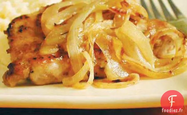 Côtelettes de Porc Étouffées avec Oignons et Gruau de Cheddar