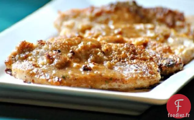 Côtelettes De Porc Frites Avec Sauce Au Lait Brun