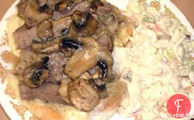 Sandwich Au Porc Et Aux Champignons Tranchés À Visage Ouvert Avec Sauce
