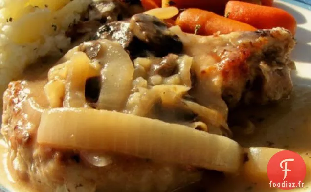 Côtelettes De Longe De Porc Avec Sauce Aux Oignons Et Champignons