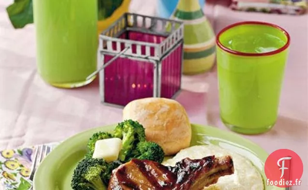 Côtelettes de Porc Chipotle à l'Érable grillées sur Gruau de Gouda Fumé