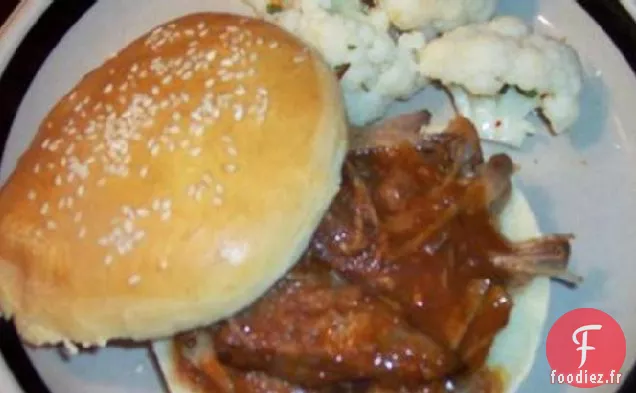 Porc Barbecue du Sud à la mijoteuse sur un petit pain