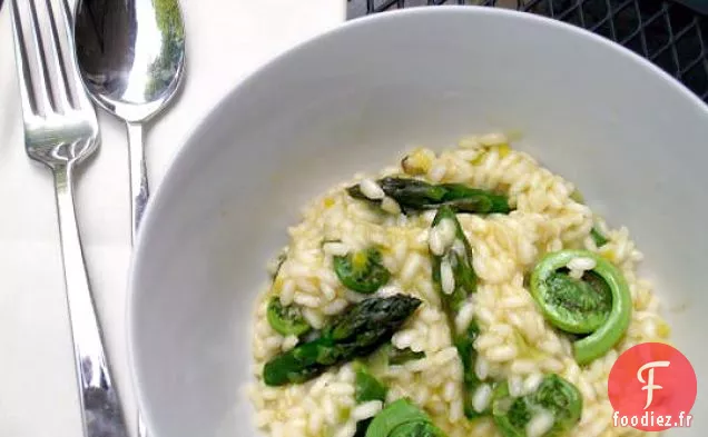 Risotto Printanier Au Citron Avec Asperges Et Fougères À Tête De Violon