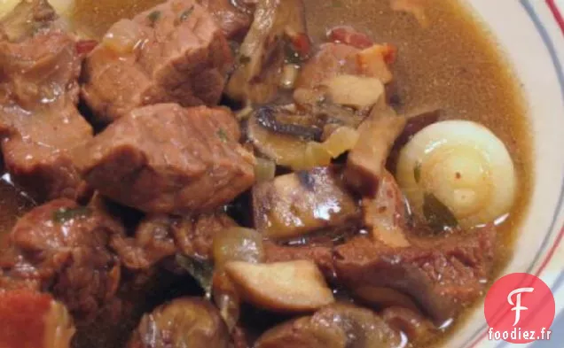 Boeuf Cuit au Vin Rouge Avec Oignons Perlés et Champignons