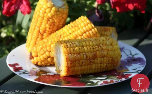 Maïs Cuit en Cosses sur le Gril Avec du Beurre Chili-Citron Vert