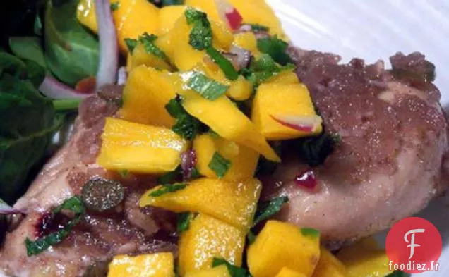 Poulet Épicé Au Rhum Et Au Sucre Avec Salsa Au Mojito À La Mangue