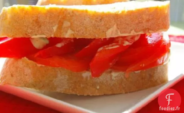 Surtout un Sandwich À La Tomate Avec De La Mayonnaise Au Basilic