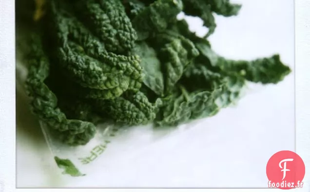 Chou Frisé Bouilli Avec Un Œuf Au Plat Et Du Pain Grillé