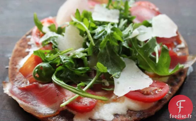 Pizza de Pain Plat de 5 Minutes avec Prosciutto, Roquette et Mozzarella