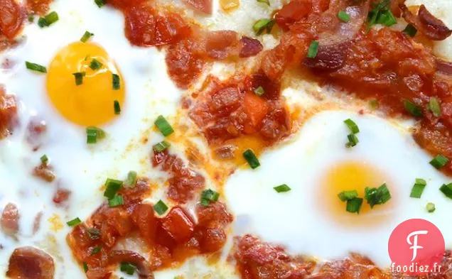 Oeufs cuits sur du Gruau avec du Bacon et des tomates