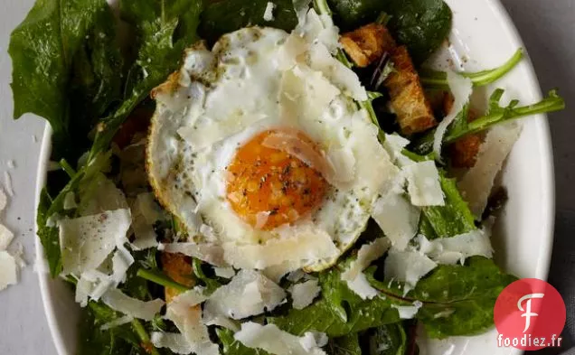 Verts de Pissenlit avec un œuf au plat, des croûtons et une vinaigrette aux anchois de 'Franny's