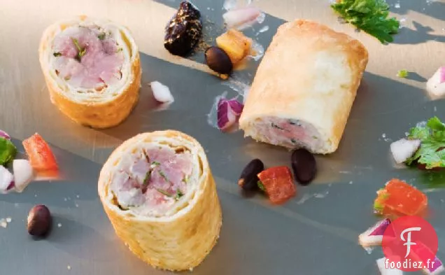 Burrito Au Thon Avec Salsa Fraîche Et Trempette Aux Haricots Noirs