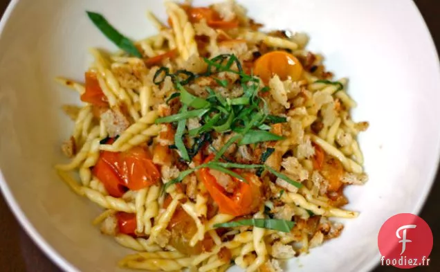 Pâtes aux Tomates Dorées au Soleil d'Été avec Chapelure