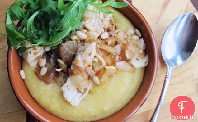 Polenta Crémeuse au Poulet, Échalotes Caramélisées, Roquette