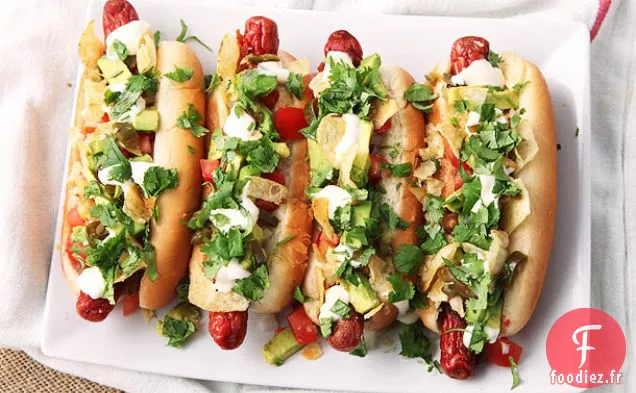 Hot-Dogs Enveloppés de Bacon avec Avocat, Tomate, Oignon, Mayonnaise et Croustilles