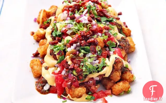 Totchos (Tater Tot Nachos) avec Sauce au Fromage, Salsa de Tomates Carbonisées, Chorizo et Jalapeños Marinés