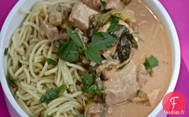 Nouilles au Poulet aux Arachides et aux Œufs Chinois avec Baby Bok Choy et Baby Corn