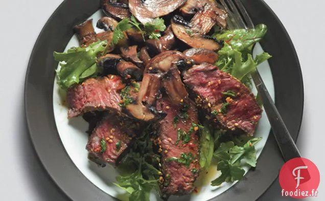 Steak Asiatique Poêlé et Champignons sur des Légumes Verts Mélangés avec Vinaigrette au Gingembre
