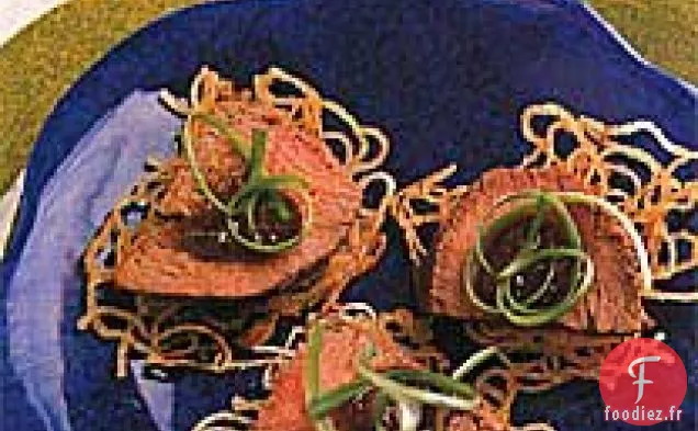 Bœuf au Gingembre et Oignons verts sur des Gâteaux de Nouilles croustillants