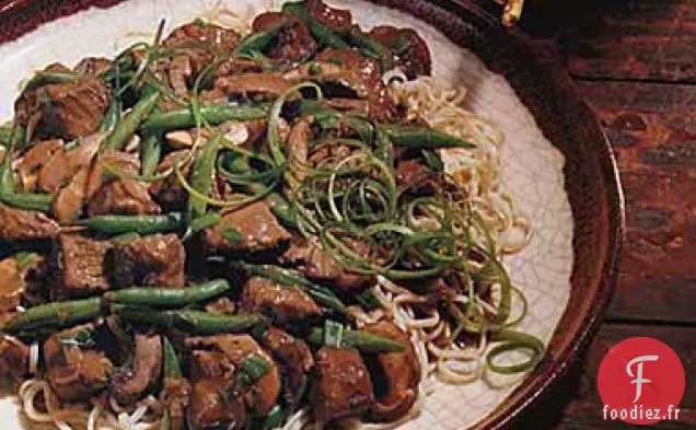Hoisin - Porc Braisé, Champignons et Haricots Verts sur Nouilles