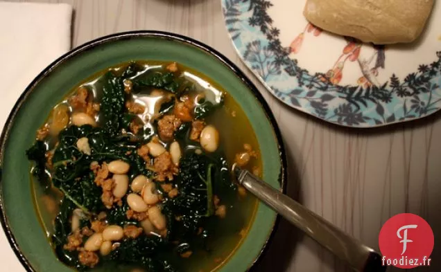 Soupe De Chou Frisé, Haricots Blancs Et Saucisses