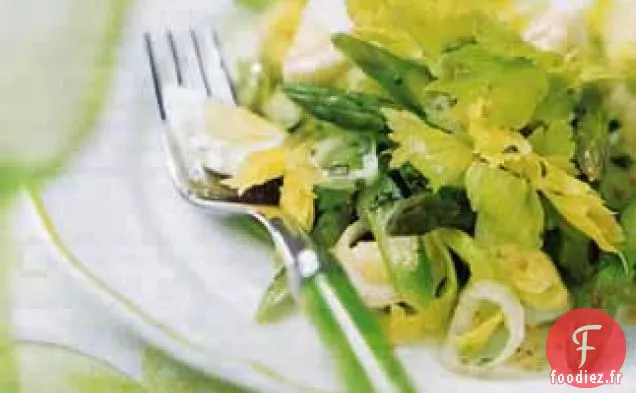 Salade d'Asperges avec Feuilles de Céleri, Œufs de Caille et Vinaigrette à l'Estragon