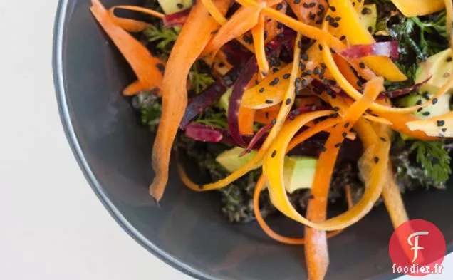 Salade De Chou Frisé Cru Avec Vinaigrette Crémeuse Au Tahini