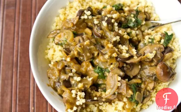 Bol De Millet Confortable Avec Sauce Aux Champignons Et Chou Frisé