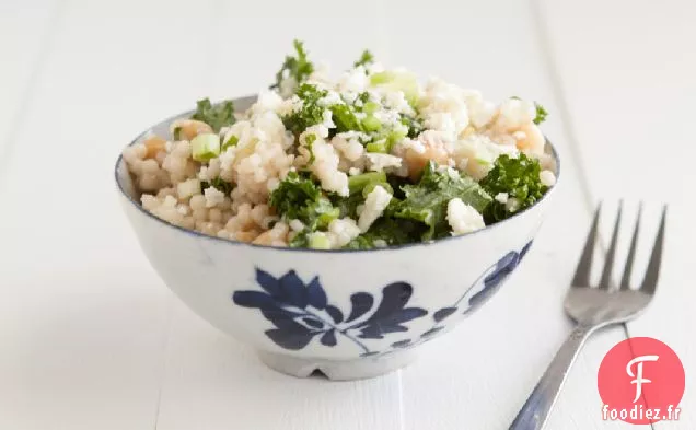 Chou Frisé Et Couscous Avec Vinaigrette À L'Ail Vert