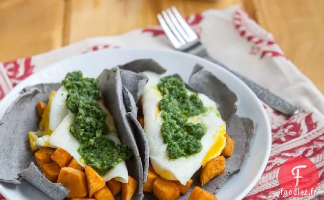 Tacos Pour Le Petit Déjeuner Avec Sauce Chimichurri Au Chou Frisé Et à La coriandre