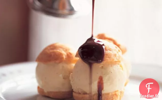 Choux à la Crème avec Glace à la Vanille et Sauce au Chocolat