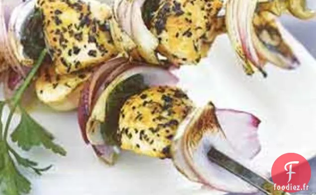 Brochettes de Poulet Grillé, Oignon Rouge et Menthe avec Salade Grecque