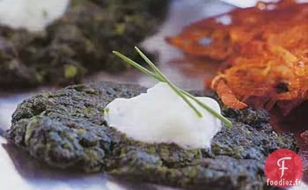 Latkes d'Épinards aux Herbes Grecques avec Sauce Feta-Yogourt
