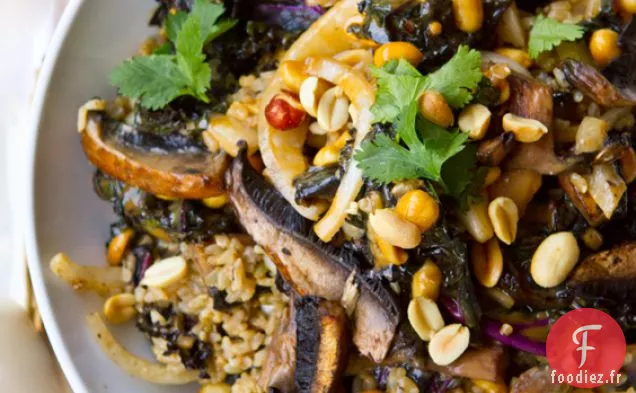 Bol De Riz Épicé Au Chou Frisé Portobello Aux Arachides Et à La Coriandre