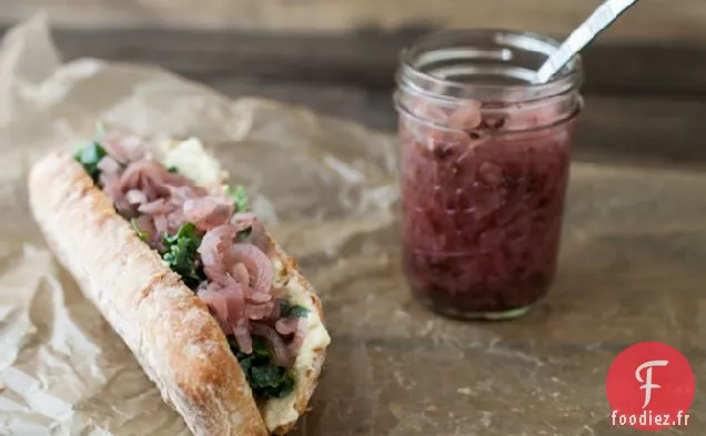 Houmous, Relish D'Oignon Et Sandwich Au Chou Frisé Au Miel Et Au Citron vert