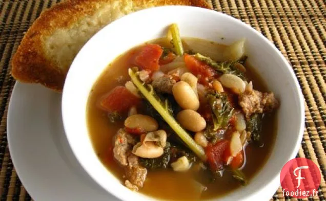 Soupe De Haricots Blancs Et De Chou Frisé Avec Saucisse À La Dinde