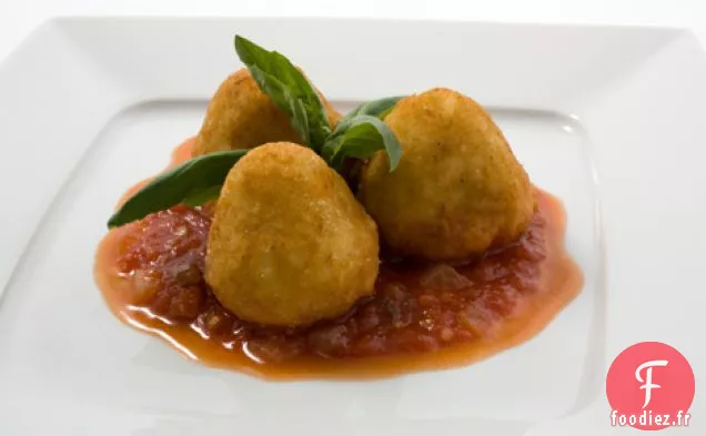 Croquettes de Risotto Fourrées au Fromage et Sauce Tomate