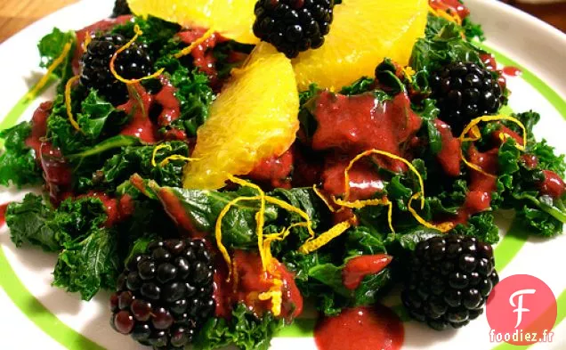 Salade De Chou Frisé À La Vinaigrette À L'Orange Et Aux Mûres