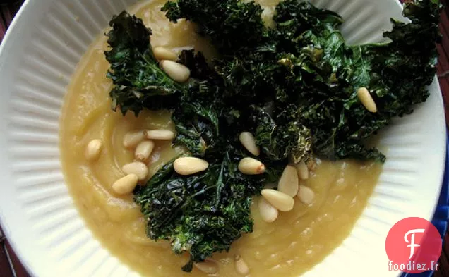 Soupe De Courge De Gland Avec Chips De Chou Frisé Rôti Et Pignons De Pin