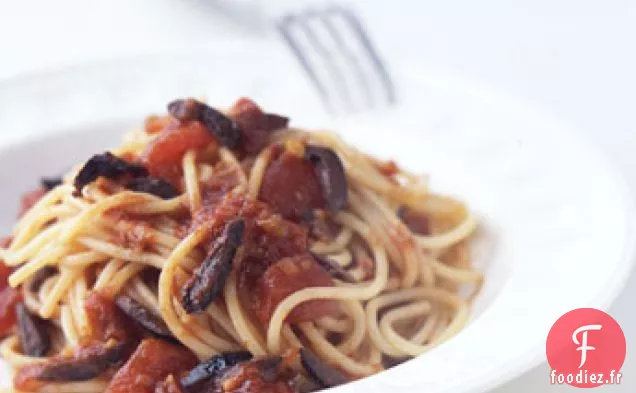 Spaghetti à la Sauce Tomate Épicée aux Olives