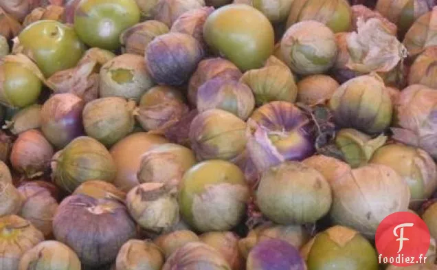 Poisson Cuit Dans Des Feuilles De Bananier Avec Des Tomatillos Et Des Piments Guajillo
