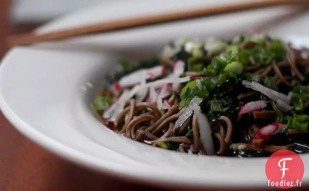 Nouilles Soba Au Chou Frisé, Radis Et Oignons Verts