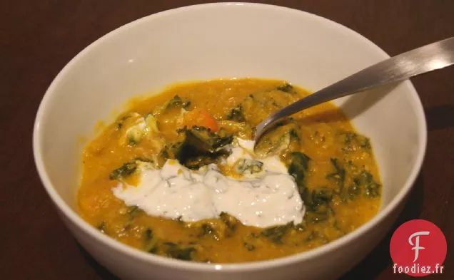 Soupe De Lentilles Au Curry Avec Yogourt À La Coriandre