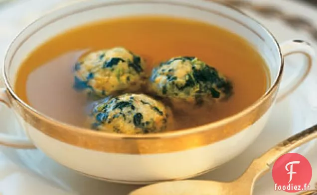 Bouillon de Poulet au Safran avec Boules de Matzo aux Épinards