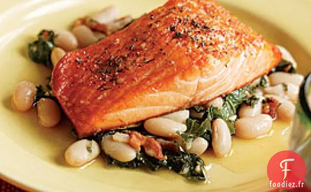 Saumon Grillé Au Ragoût De Haricots Blancs, Chou Frisé Et Bacon