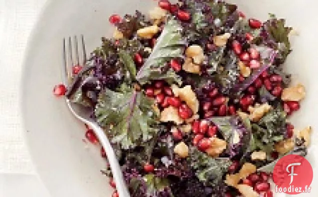 Salade De Chou Frisé Cru À La Grenade Et Aux Noix Grillées