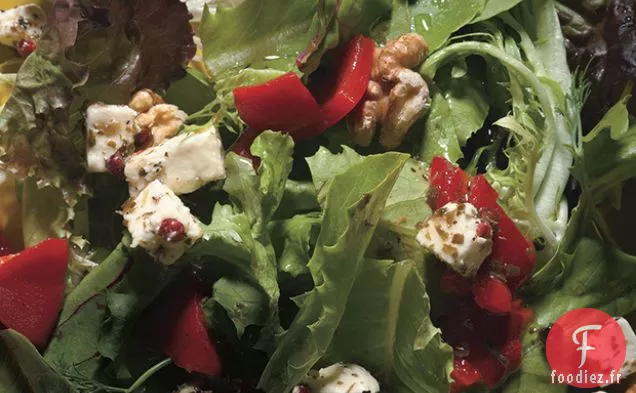 Salade d'herbes avec Feta, Poivrons Rouges rôtis et Noix Grillées