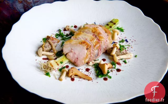 Poitrine De Faisan Cuite Lentement Avec Poireaux Grillés Et Mus Marinés